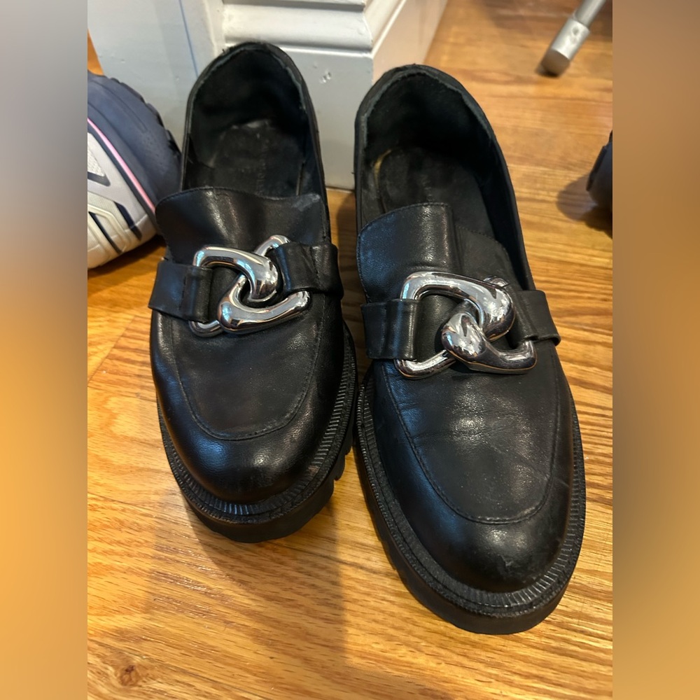 AEROSOLES Black Loafers with Silver Chain Detail